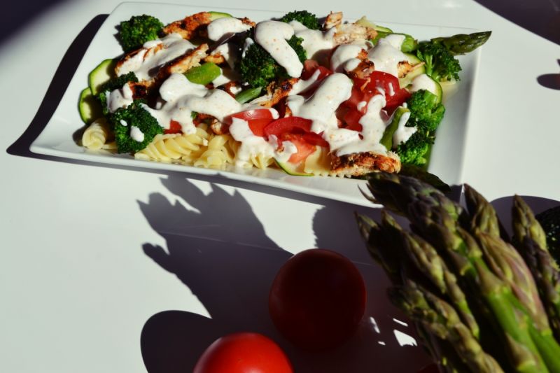 Sałatka makaronowa z kurczakiem i szparagami  Sałatka makaronowa z kurczakiem i szparagami