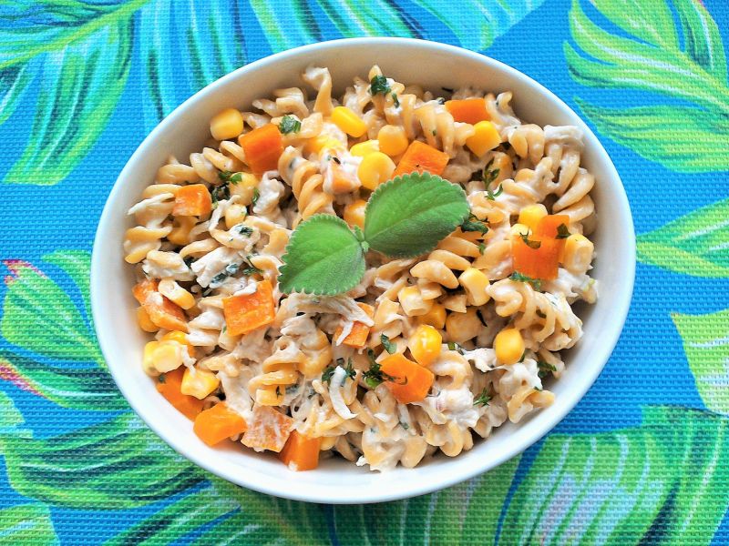 Sałatka makaronowa z kurczakiem, marchewką