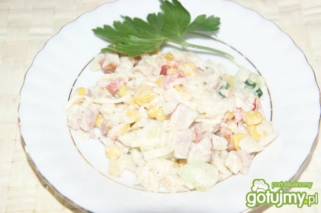 Sałatka makaronowa z kurczakiem wędzonym Sałatka makaronowa z kurczakiem wędzonym