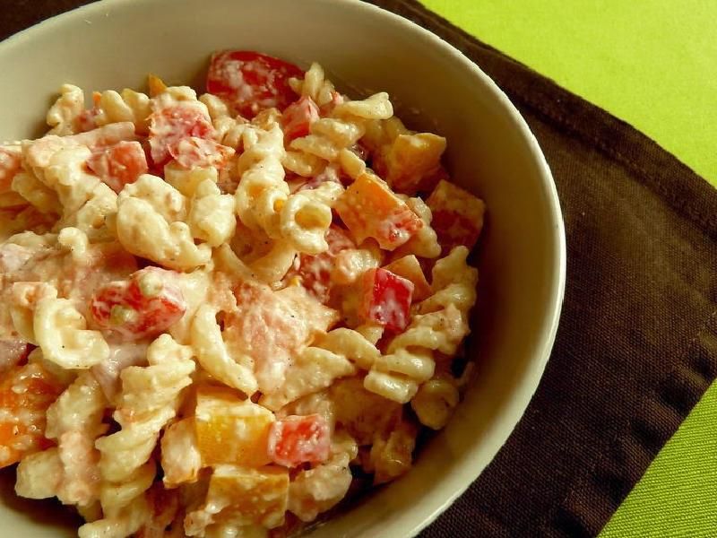 Sałatka makaronowa z łososiem i czerwoną papryką