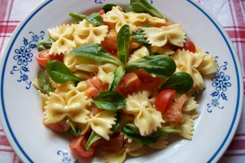 Sałatka makaronowa z łososiem i roszponką Sałatka makaronowa z łososiem i roszponką