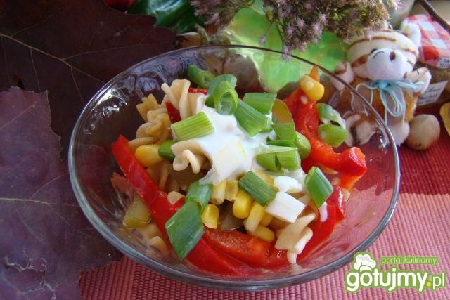 Sałatka makaronowa z majonezem 