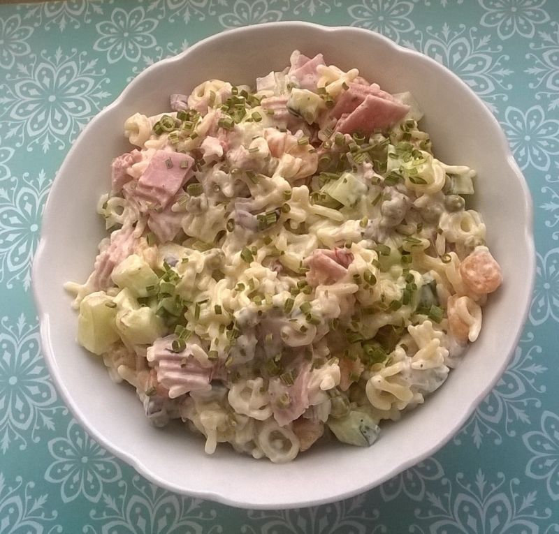 Sałatka makaronowa z marynowaną papryczką