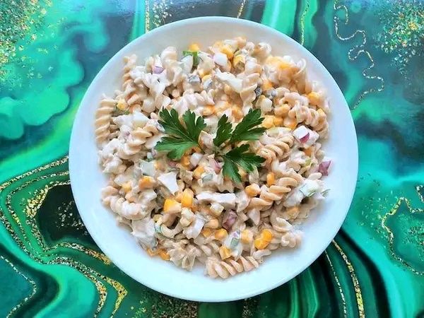 Sałatka makaronowa z mięsem drobiowym 