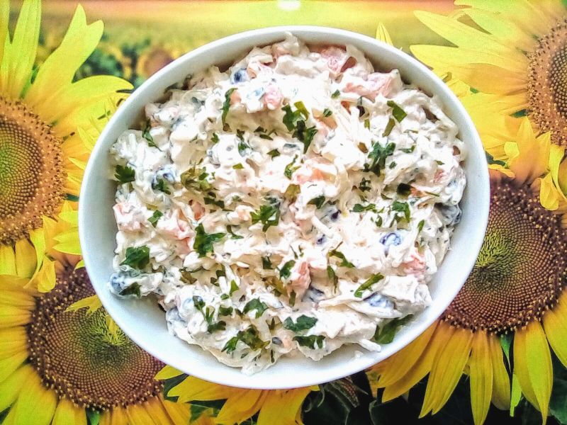 Sałatka makaronowa z mięsem drobiowym, marchewką