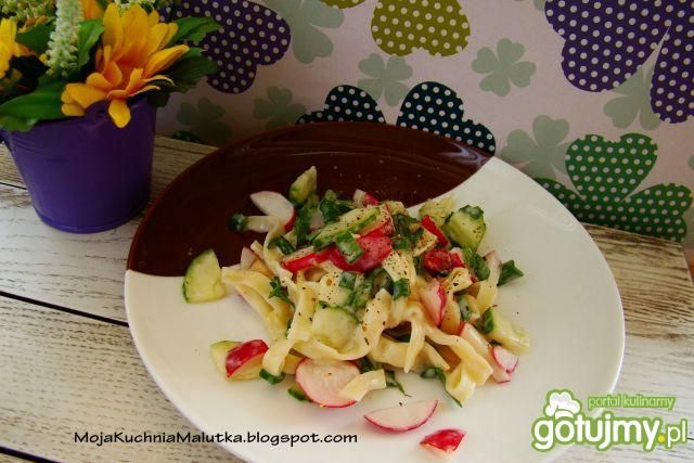 Sałatka makaronowa z nowalijkami