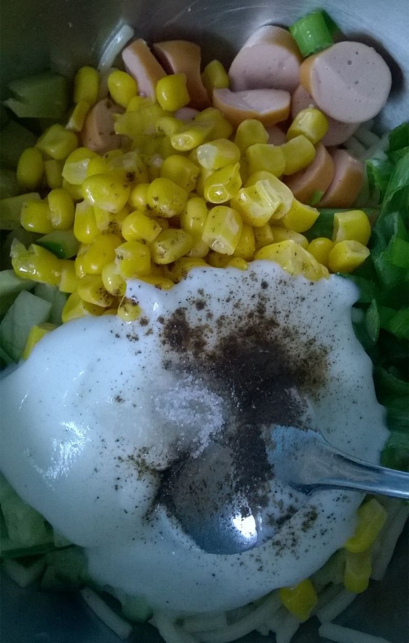 Sałatka makaronowa z ogórkami, kukurydzą, parówką