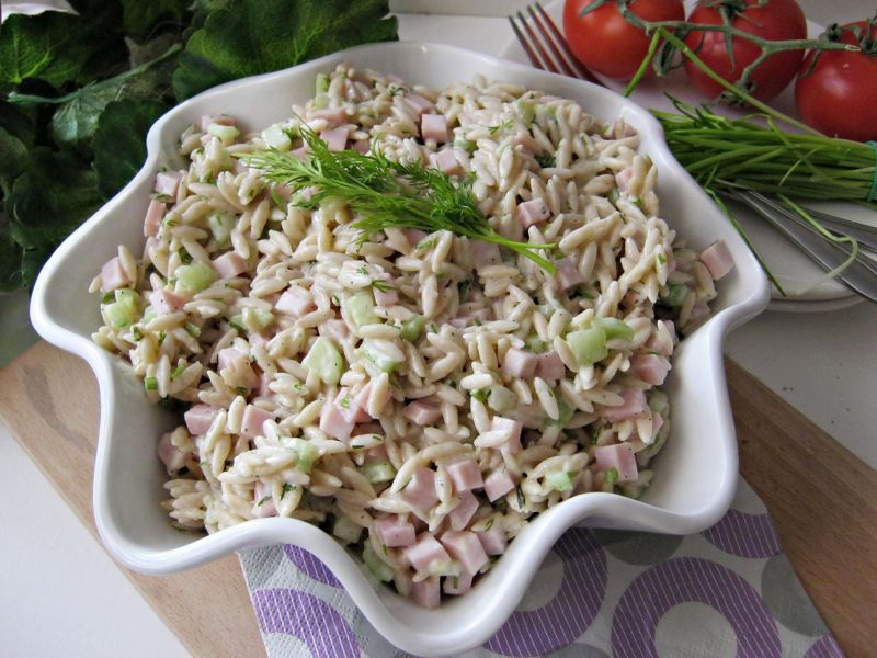 Sałatka makaronowa z ogórkiem, szynką i koperkiem