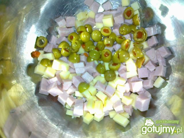 Sałatka makaronowa z oliwkami z papryką