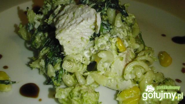 Sałatka makaronowa z parowanym brokułem