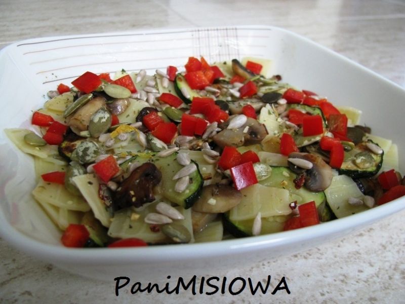 Sałatka makaronowa z pestkami dyni i słonecznikiem