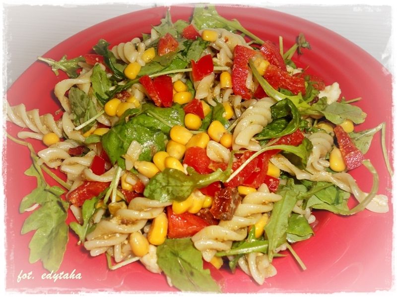 Sałatka makaronowa z pesto i mozzarellą