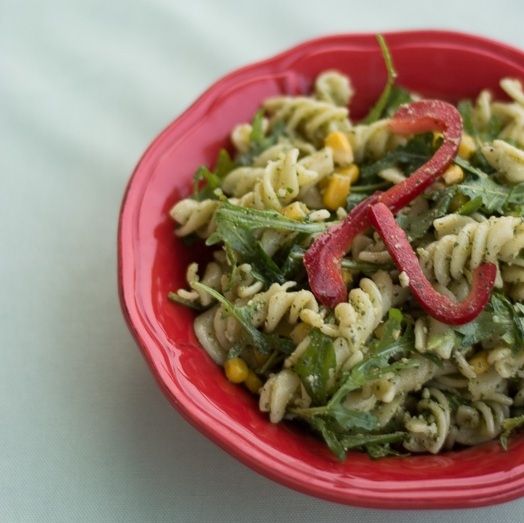Sałatka makaronowa z pesto z rukoli