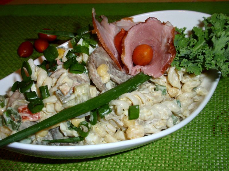 Sałatka makaronowa z pieczarkami