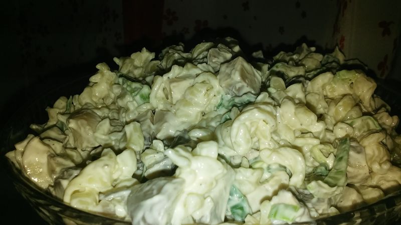 Sałatka makaronowa z pieczarkami i porem