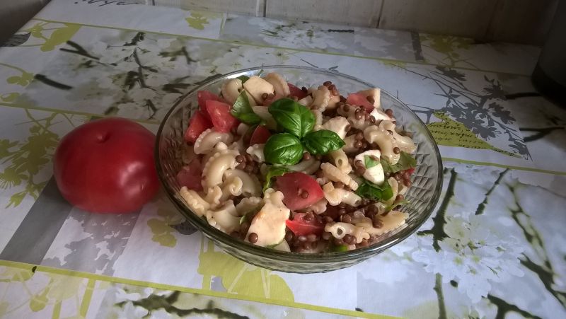 Sałatka makaronowa z pomidorem i mozarellą