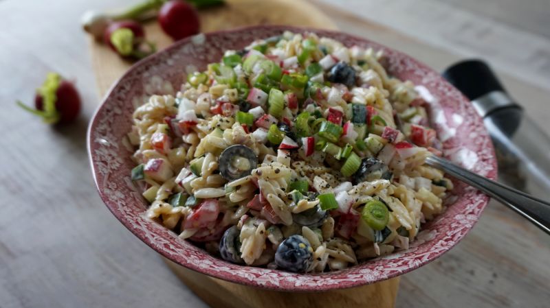 Sałatka makaronowa z rzodkiewką i papryką