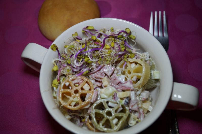 Sałatka makaronowa z salami Sałatka makaronowa z salami