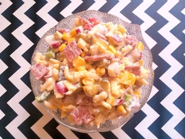 Sałatka makaronowa z salami  Sałatka makaronowa z salami
