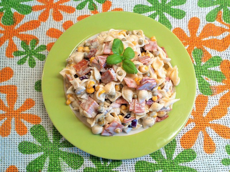 Sałatka makaronowa z salami, kukurydzą i groszkiem Sałatka makaronowa z salami, kukurydzą i groszkiem