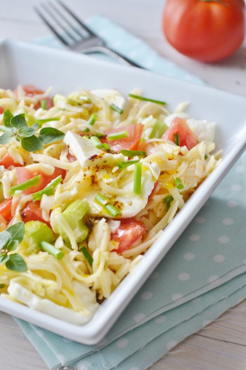 Sałatka makaronowa z selerem i mozarellą