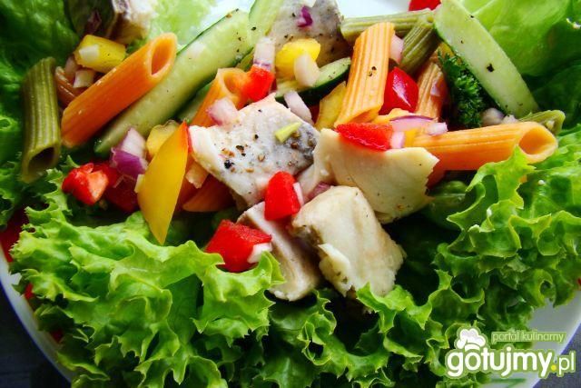 Sałatka makaronowa z śledzikiem 