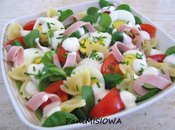 Sałatka makaronowa z sosem jogurtowym i szynką