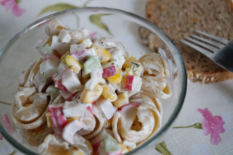 Sałatka makaronowa z surimi Sałatka makaronowa z surimi