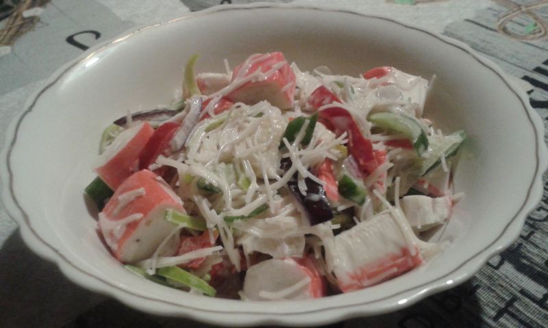 Sałatka makaronowa z surimi i majonezem