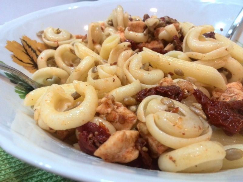 Sałatka makaronowa z suszonym pomidorami 