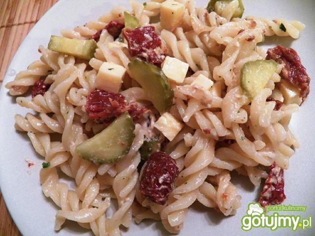 Sałatka makaronowa z suszonymi pomidoram