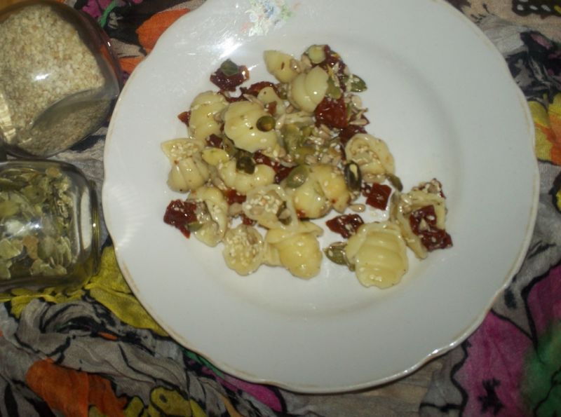 Sałatka makaronowa z suszonymi pomidorami i ziarna