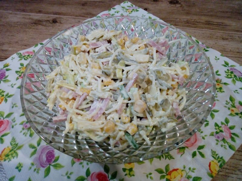 Sałatka makaronowa z szynką i serem