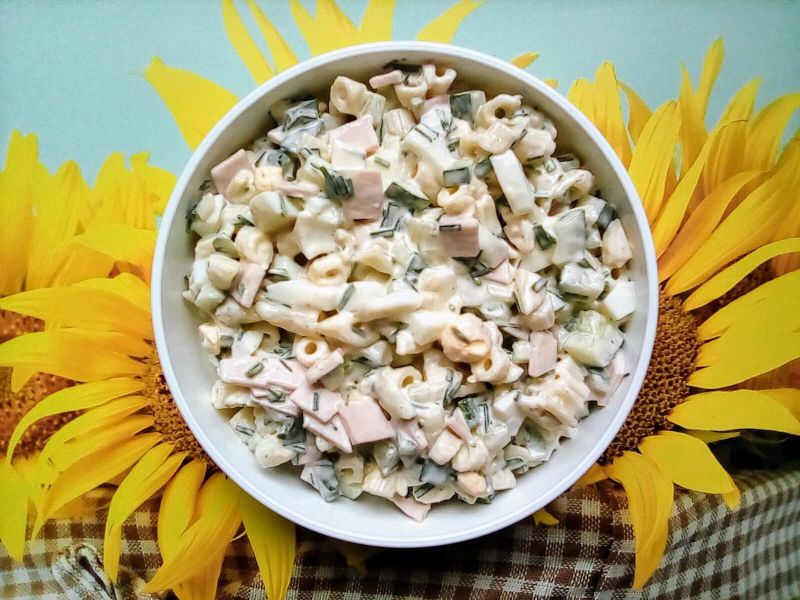Sałatka makaronowa z szynką, jajkiem i ogórkiem Sałatka makaronowa z szynką, jajkiem i ogórkiem