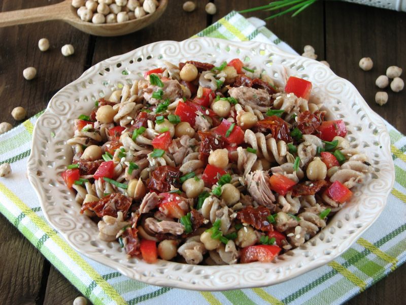 Sałatka makaronowa z tuńczykiem i ciecierzycą Sałatka makaronowa z tuńczykiem i ciecierzycą