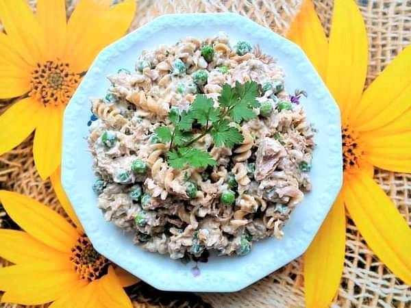 Sałatka makaronowa z tuńczykiem i groszkiem