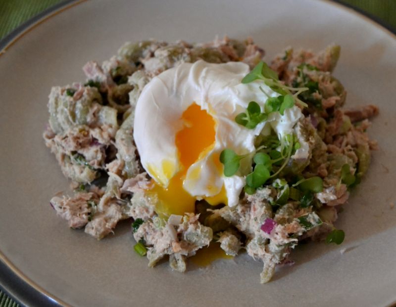 Sałatka makaronowa z tuńczykiem i jajkiem 