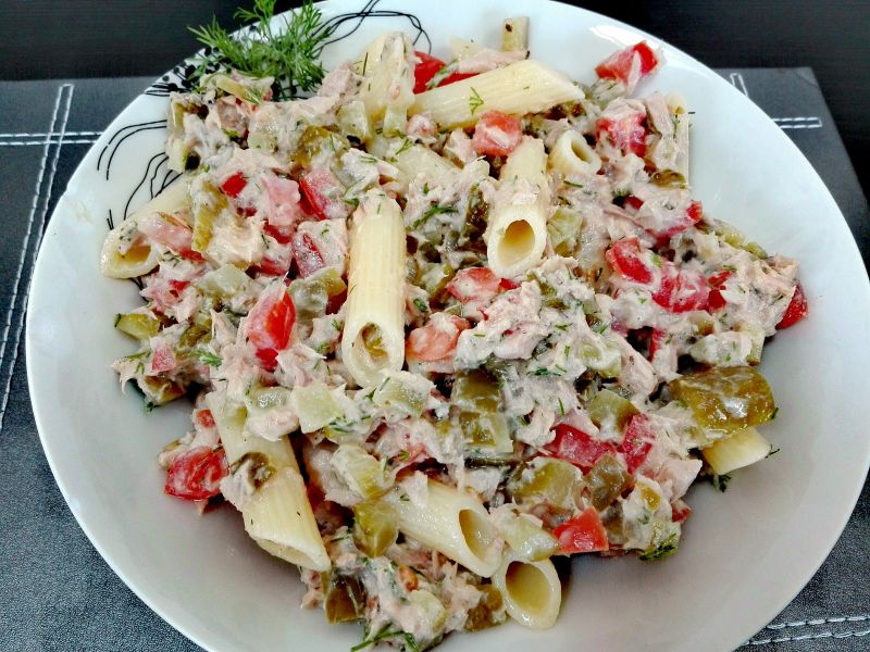 Sałatka makaronowa z tuńczykiem i ogórkiem