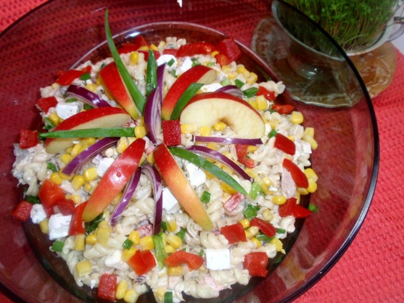 Sałatka makaronowa z tuńczykiem i rzodkiewką