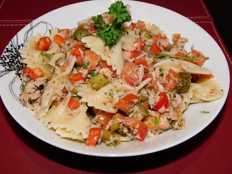 Sałatka makaronowa z tuńczykiem w ziołach