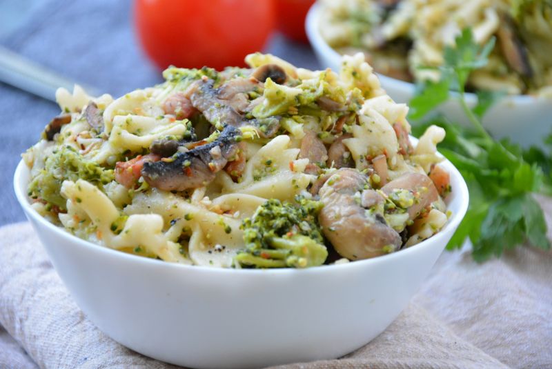 Sałatka makaronowa z warzywami oraz sezamem Sałatka makaronowa z warzywami oraz sezamem