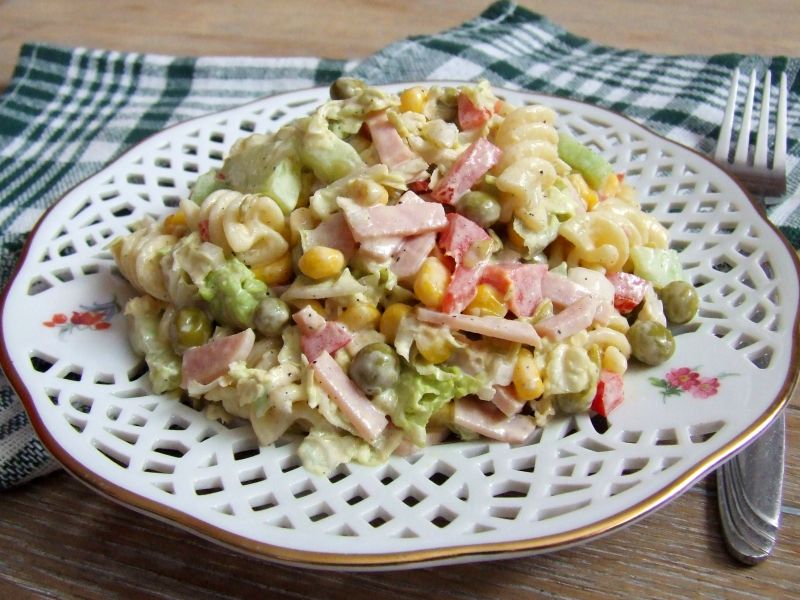 Sałatka makaronowa z wędliną i warzywami