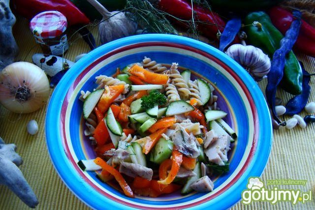 Sałatka makaronowa z wędzona makrelą 