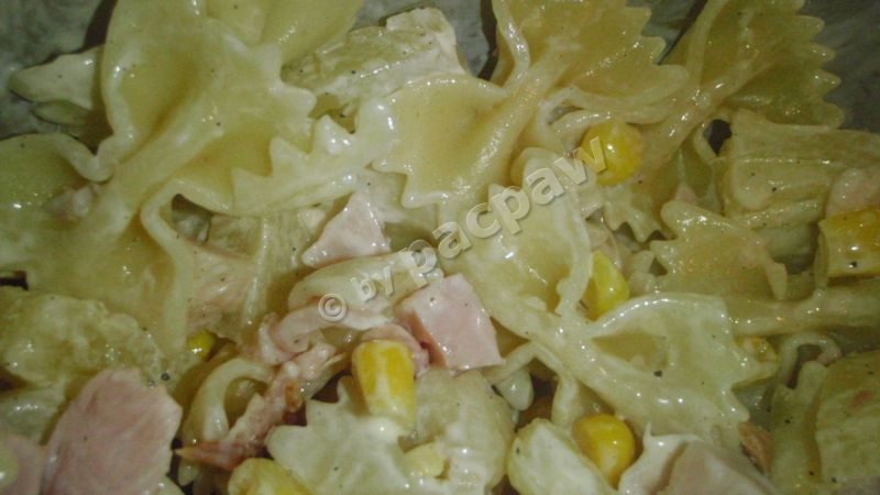 Sałatka makaronowa z wędzonym kurczakiem