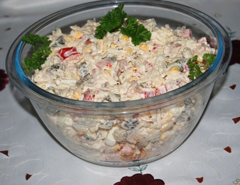 Sałatka makaronowa z wędzonym kurczakiem Sałatka makaronowa z wędzonym kurczakiem