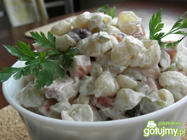 Sałatka makaronowa z wędzonym kurczakiem Sałatka makaronowa z wędzonym kurczakiem