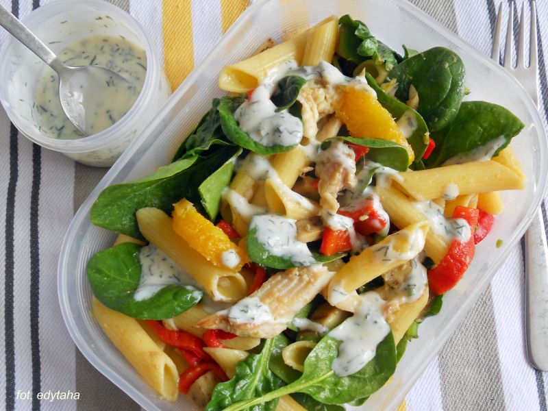 Sałatka makaronowa z wędzonym pstrągiem