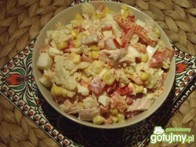 Sałatka makaronowa z wędzonym udkiem