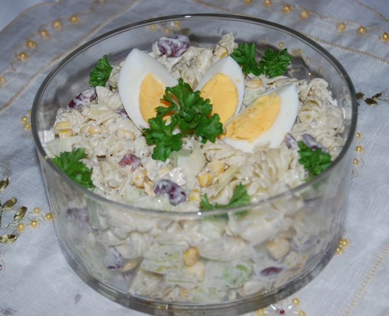 Sałatka makaronowa z ziołami prowansalskimi