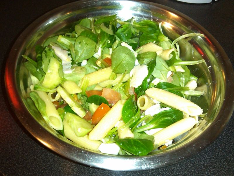 Sałatka makaronowa ze szpinakiem Sałatka makaronowa ze szpinakiem